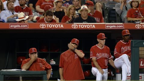 El manager Mike Scioscia y su staff de coaches no han podido sacar a los Angels de la barranca, una de las peores de su historia.