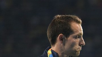 El francés Renaud Lavillenie y el brasileño Thiago Braz da Silva en pleno podio del salto con pértiga de Río 2016.