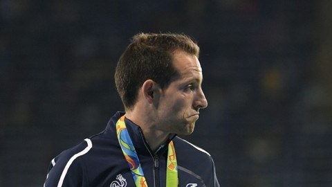 El francés Renaud Lavillenie y el brasileño Thiago Braz da Silva en pleno podio del salto con pértiga de Río 2016.