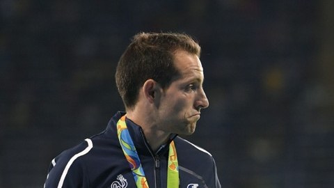 El francés Renaud Lavillenie y el brasileño Thiago Braz da Silva en pleno podio del salto con pértiga de Río 2016.