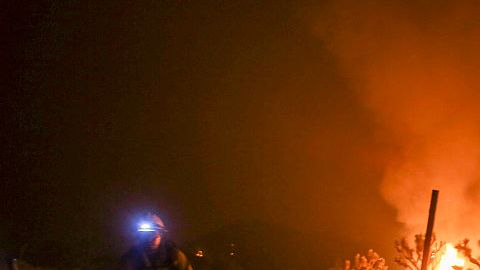 Bomberos combaten el incendio desde hace tres días.