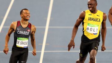 De Grasse  y Bolt durante la recta final de la semifinal de los 200 m.