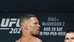 Dana White, presidente del UFC, separa a Díaz (izq.) y McGregor en el pesaje previo al UFC 202.