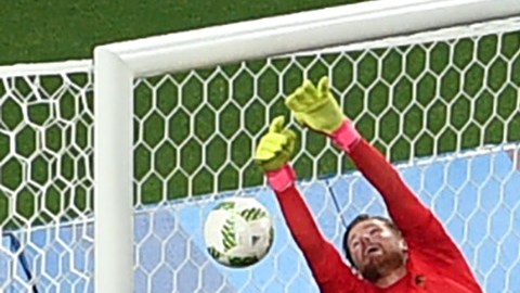 Timo Horn no pudo detener el gran disparo de Neymar.