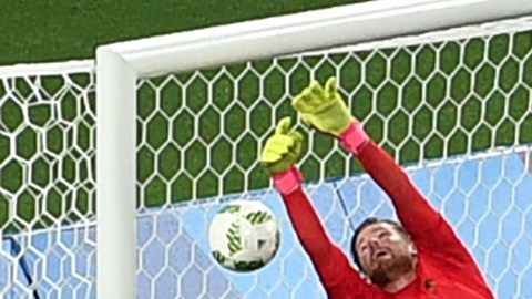 Timo Horn no pudo detener el gran disparo de Neymar.