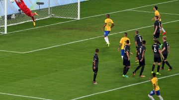 Timo Horn no pudo detener el gran disparo de Neymar.
