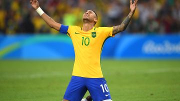 Brasil festeja tras anotar el penal definitivo.