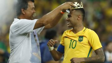 Neymar recibe una corona en el festejo de la victoria sobre Alemania.