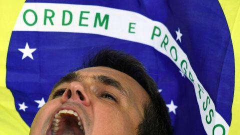 Un fan festeja y canta en el Maracaná.