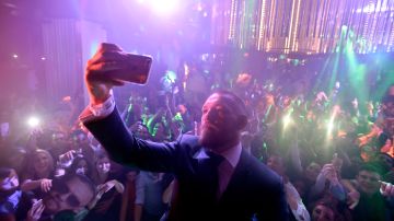 Tras cobrarse venganza contra Nate Díaz, Conor McGregor celebró su gran victoria del UFC 202 en el club Intrigue del hotel Wynn Las Vegas.