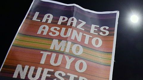 Colombianos celebran el acuerdo de paz en Bogotá.