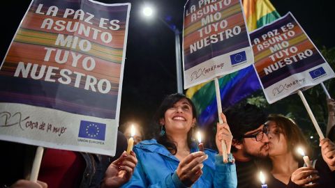 Colombianos celebran el acuerdo de paz en Bogotá.