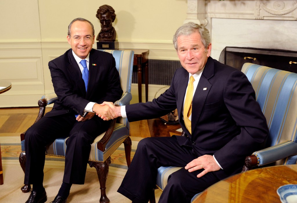 El presidente George W. Bush se reune con el presidente mexicano Felipe Calderon en la Oficina Oval el 13 de enero de 2009.