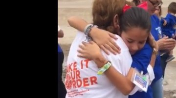 El evento #HugsNotWalls reunió a cientos de familiares divididos por una frontera.
