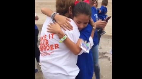 El evento #HugsNotWalls reunió a cientos de familiares divididos por una frontera.