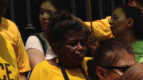 La activista Martha Sánchez en la protesta frente a la oficina de una asociación de desarrolladores en California.