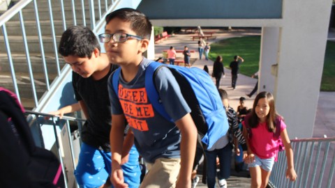 ¡Listos para estudiar! Niños arriban a la escuela primaria Fourth Street en el inicio del año escolar del LAUSD. /JORGE LUIS MACIAS, ESPECIAL PARA LA OPINION