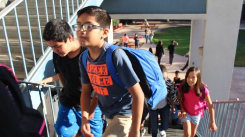 ¡Listos para estudiar! Niños arriban a la escuela primaria Fourth Street en el inicio del año escolar del LAUSD. /JORGE LUIS MACIAS, ESPECIAL PARA LA OPINION