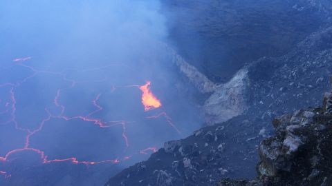 Un ventiladero al borde este de la cumbre del volcán Kilauea.