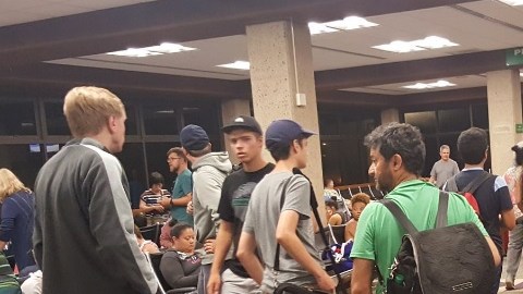 Por Twitter los pasajeros compartieron fotos de las largas líneas de espera en LAX.