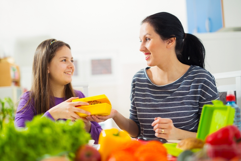 Las meriendas y almuerzos escolares que se prepara en casa deben estar preparados con ingredientes saludables para que el menor tenga energía y su cerebro esté alerto para aprender.