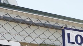 Cercas previenen a los niños entrar a ciertas áreas de la escuela primaria Lorena, donde las autoridades han detectado elevados niveles de plomo en el suelo. /AURELIA VENTURA