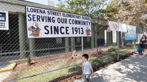 Cercas previenen a los niños entrar a ciertas áreas de la escuela primaria Lorena, donde las autoridades han detectado elevados niveles de plomo en el suelo. /AURELIA VENTURA