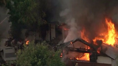 Toma de la casa en llamas.