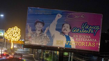 Una pancarta politica de la candidata a vicepresidenta de Nicaragua Rosario Murillo, junto a su esposo el presidente Daniel Ortega.