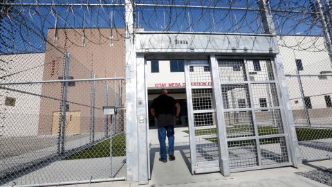 El Centro de Detención de Otay Mesa está ubicado en San Diego, frontera con México.