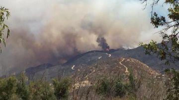 El incendio arde entre Pilot Rock Ridge y la carretera estatal 173 en Hesperia, en el sur de California.