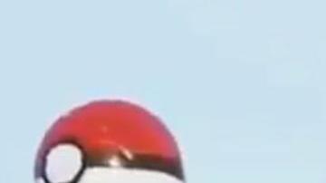 Peculiar forma de atrapar a un Pokémon. Ni Neymar.