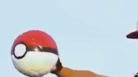 Peculiar forma de atrapar a un Pokémon. Ni Neymar.