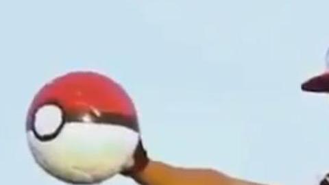 Peculiar forma de atrapar a un Pokémon. Ni Neymar.