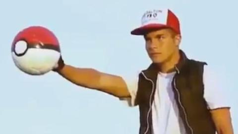 Peculiar forma de atrapar a un Pokémon. Ni Neymar.
