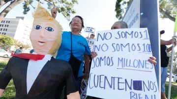 Un grupo de inmigrantes indocumentados protestaron contra la visita de Donald Trump a México afuera del edificio del Registro de Votantes en Norwalk.