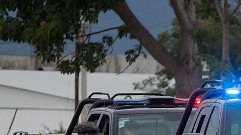 Policías vigilan una carretera en Puerto Vallarta, Jalisco.