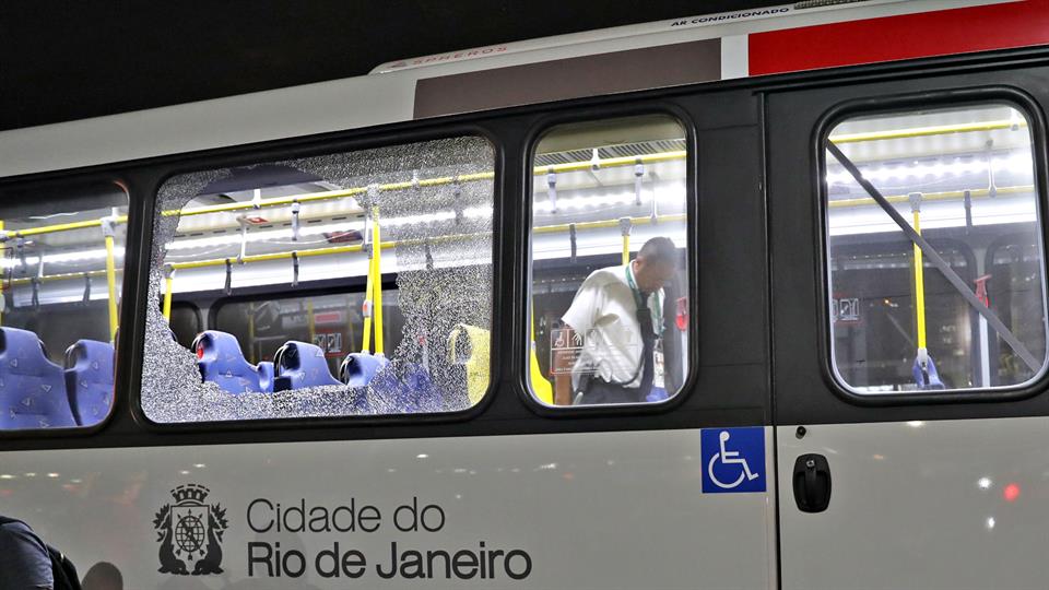 Así quedó una de las ventanas del bus de periodistas agredido en Río de Janeiro.
