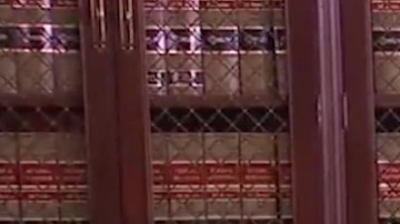 De izq. a der. Laura Lozano,  Abogada Gloria Allred y Rose Trevis, en conferencia de prensa.