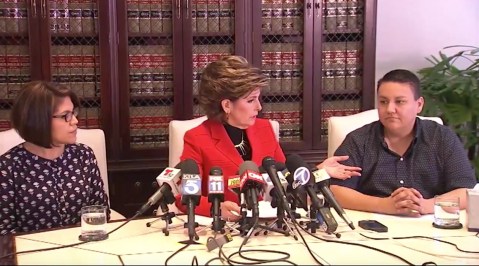 De izq. a der. Laura Lozano, Abogada Gloria Allred y Rose Trevis, en conferencia de prensa.