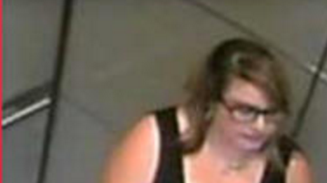 Imágenes de la mujer fueron captadas por cámaras de seguridad.