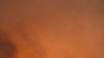 El incendio lleva ardiendo en las montañas de San Bernardino desde el domingo.
