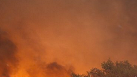 El incendio lleva ardiendo en las montañas de San Bernardino desde el domingo.
