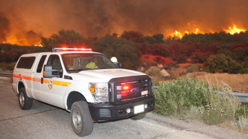 El incendio lleva ardiendo en las montañas de San Bernardino desde el domingo.