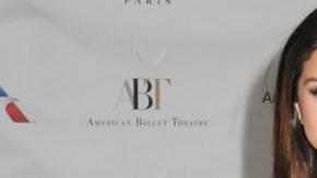 Selena se dio el tiempo para tomarse varias fotos y firmarle autógrafos a la joven.