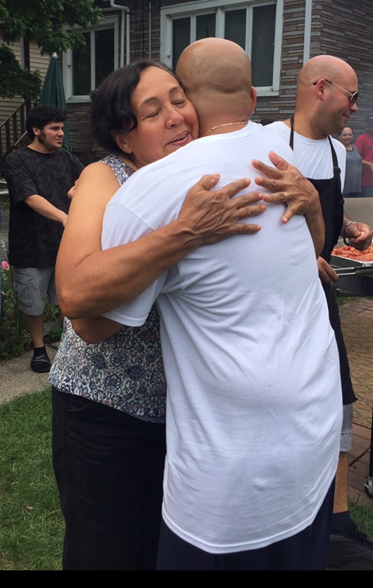 Armando Serrano, junto a su madre Neida Serrano, durante una celebración por la exoneración de Armando. 