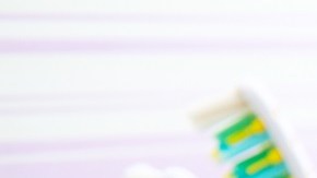 Cierra la llave del lavadero mientras te estés cepillando los dientes o utiliza un vaso para enjuagarte.