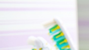 Cierra la llave del lavadero mientras te estés cepillando los dientes o utiliza un vaso para enjuagarte.