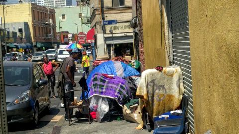 En SkidRow aumentó el desamparo el último año, de acuerdo a RAND Corporation. (Archivo/La Opinión)