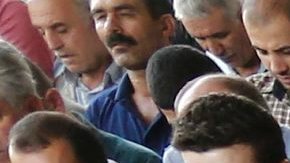 Familiares asisten al funeral de algunas de las víctimas del atentado en  Gaziantep, Turquía.